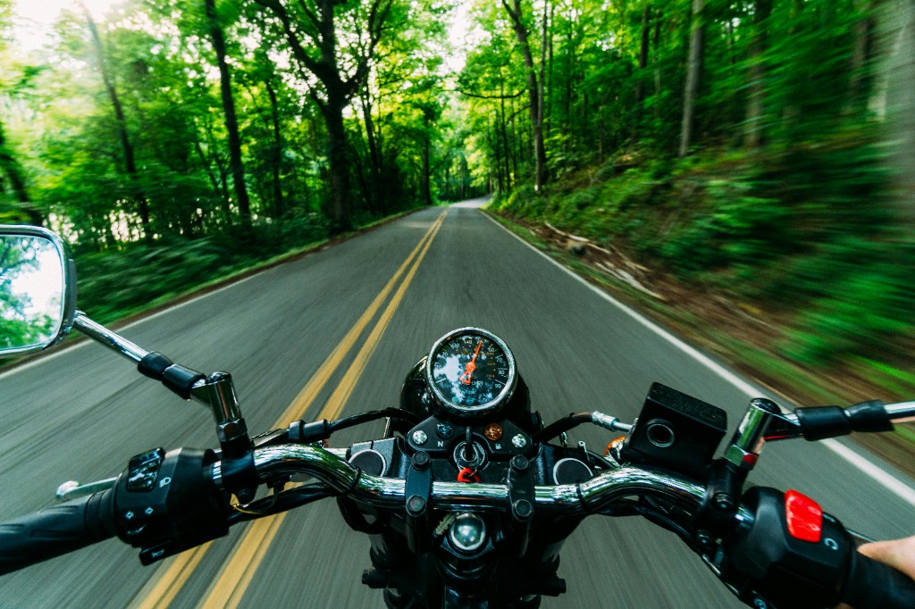 Motorrit over een bosweg
